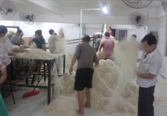 东莞臭脚米线遭曝光 相关部门已责令其停业整