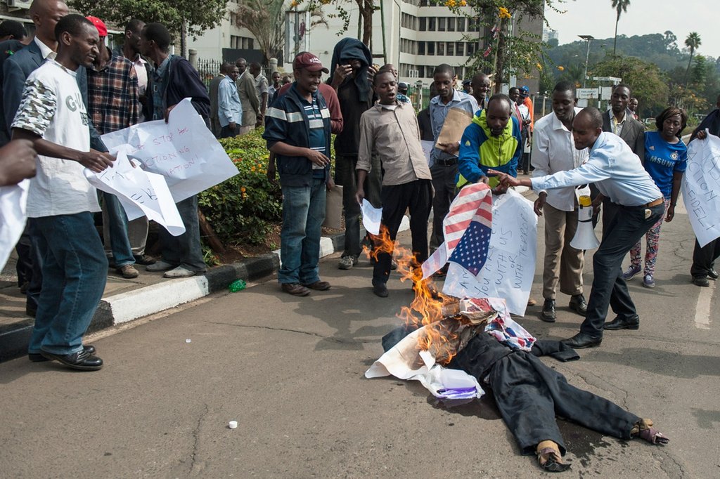 肯尼亚爱国青年焚烧美国国旗 抗议外部势力参与袭击