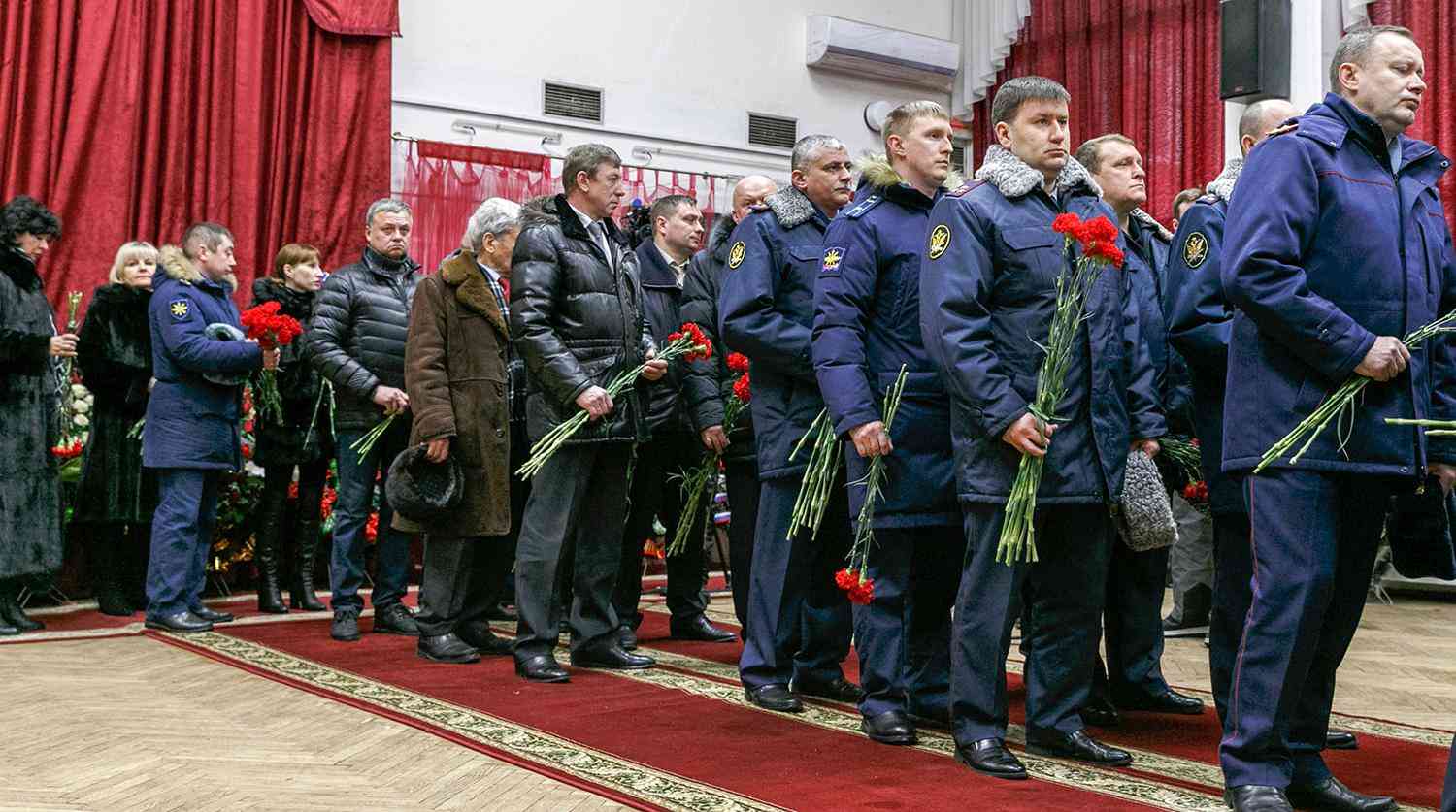 俄举行阵亡飞行员遗体告别仪式 民众排长龙献花
