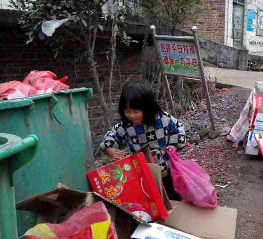 5歲小女孩撿廢品為生，唯一的願望就是父母能對她好點