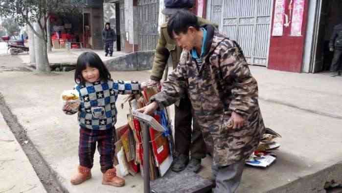 5歲小女孩撿廢品為生，唯一的願望就是父母能對她好點