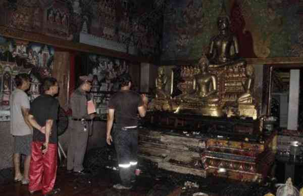 泰國寺廟起火佛像“流淚” 信徒紛紛圍觀膜拜