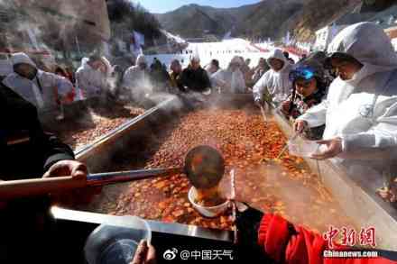 冰火两重天！数百民众冰天雪地围吃3吨汤料超级“土火锅”