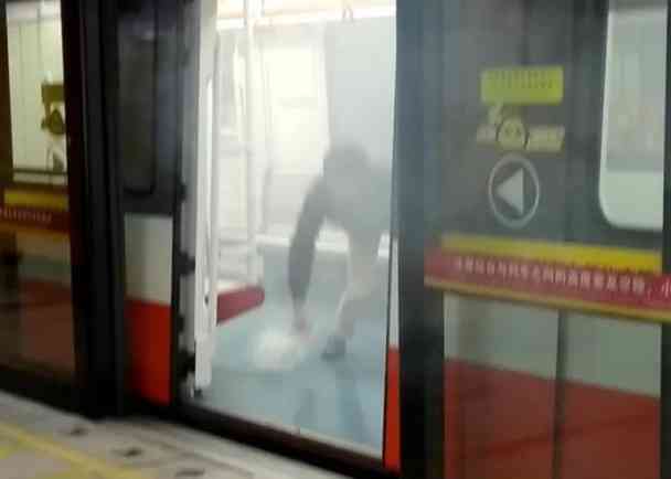 广州地铁车厢突然冒烟乘客紧急疏散