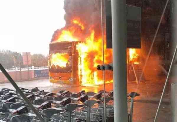 惨烈！伦敦机场摆渡车遭火烧只剩骨架，航班全部取消！