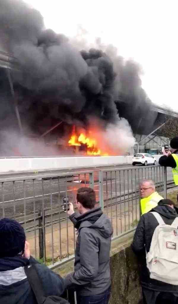 惨烈！伦敦机场摆渡车遭火烧只剩骨架，航班全部取消！